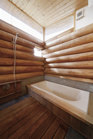壁面丸太、床も木製のお風呂