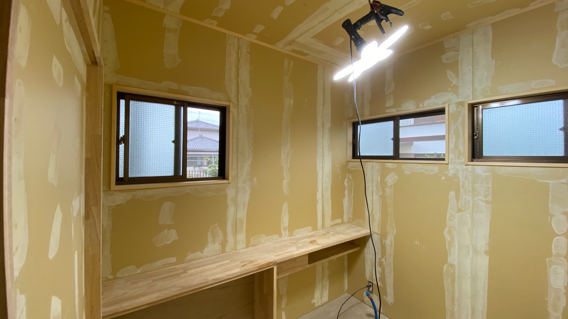 トイレのリフォーム（棚造作とボード張り、クロス張り）