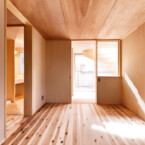 1階の主寝室は、南側にFIXガラスを設置し階段吹抜けより光が入る工夫をしている