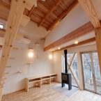 AVボード上壁面の板は愛猫の専用階段 天井の高いリビング、階段から2階へ