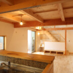 18.5帖のリビングは、明るく開放感に溢れる伸びやかな空間 キッチンから見るリビング