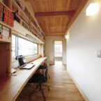 家族図書館と名付けられた楽しそうな空間 皆で並んで座っても十分な横長の机とたくさんの本