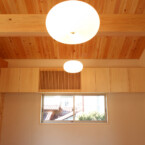 2階リビングはサワラの勾配天井が連続するデザイン 木製格子部分には、エアコンを設置