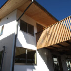 大きなバルコニーがアクセントの外観デザイン 大きなバルコニーの下は駐車場、雨の日も安心