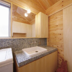 ガラスモザイクタイルが目を惹く洗面室 とてもかわいらしいモザイクタイルのオーダーメイド洗面台