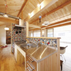 料理を楽しくしてくれそうなカラフルなタイルはオーダーしたもの 2階にあるオープンなキッチンとリビングダイニング