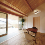 階段を上ると広いデッキのある明るいリビングへ 軒が深いのに窓が大きく開放的なリビング