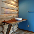 ウォールナット一枚板の洗面台は、棚がないので車椅子も入れるシンプルなデザイン。 アフリカンウォールナットの洗面台