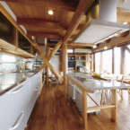 幅8mの大開口、外にいるような25畳のLDK。 御影石のIランド型IHカウンターのあるLDK