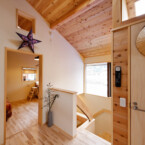 勾配天井の階段ホール、部屋の入口には明り取り フリースペースから3部屋へ繋がる