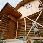 玄関の内外には、近くで切出される天然石(大谷石)を使用 ログと軸組の混構造、木製玄関戸